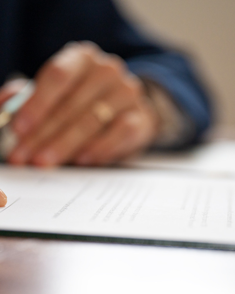 Arbeitszeugnis prüfen: Gute und schlechte Zeugnisse erkennen und versteckte Codes entschlüsseln