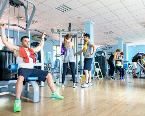 Fitnessabo kündigen: Der Spagat zwischen Muskelaufbau und Vertragsklauseln